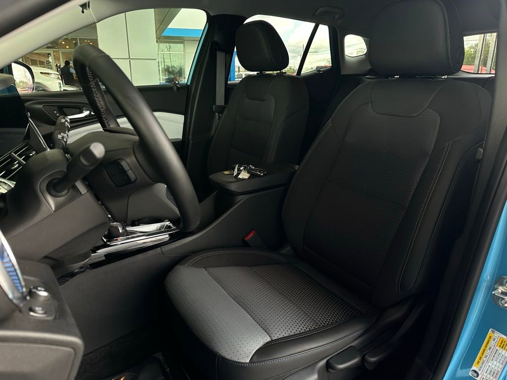 Used 2025 Chevrolet Trax LT w/ Driver Confidence Package image 14