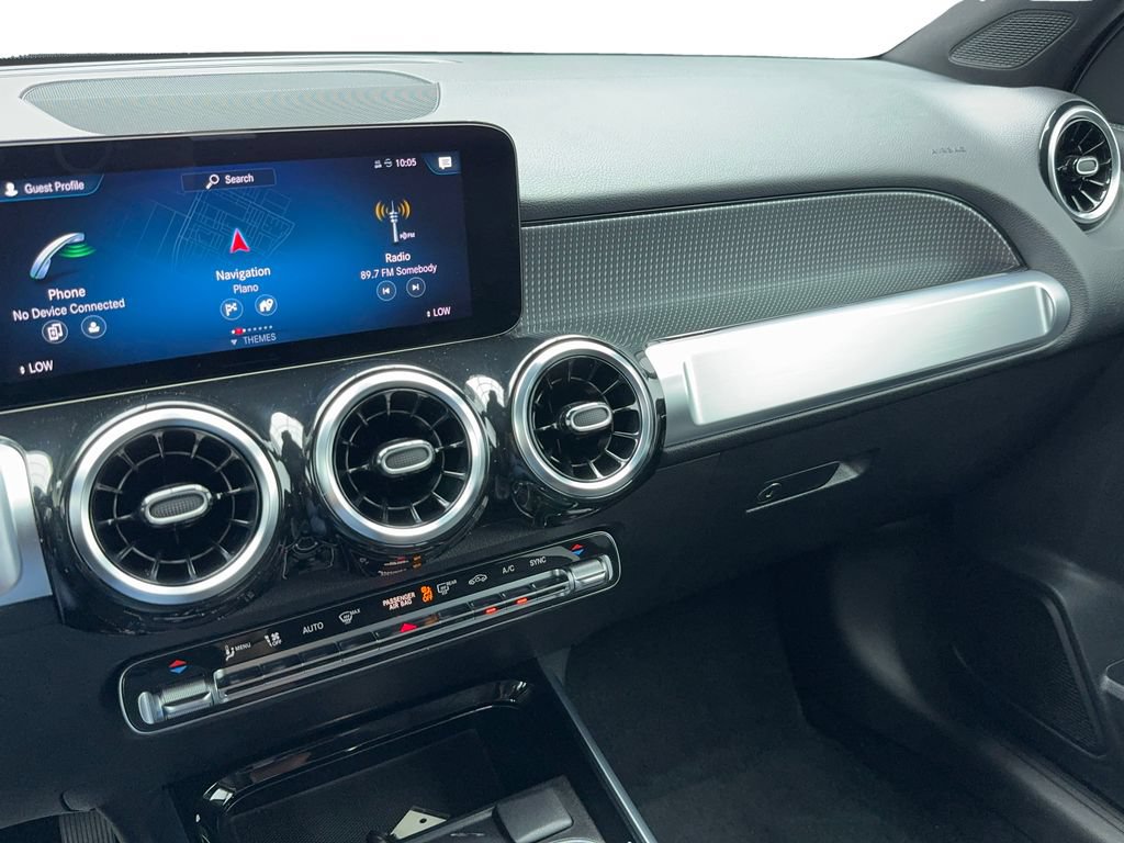 Used 2023 Mercedes-Benz GLB 250 4MATIC w/ Premium Package image 23