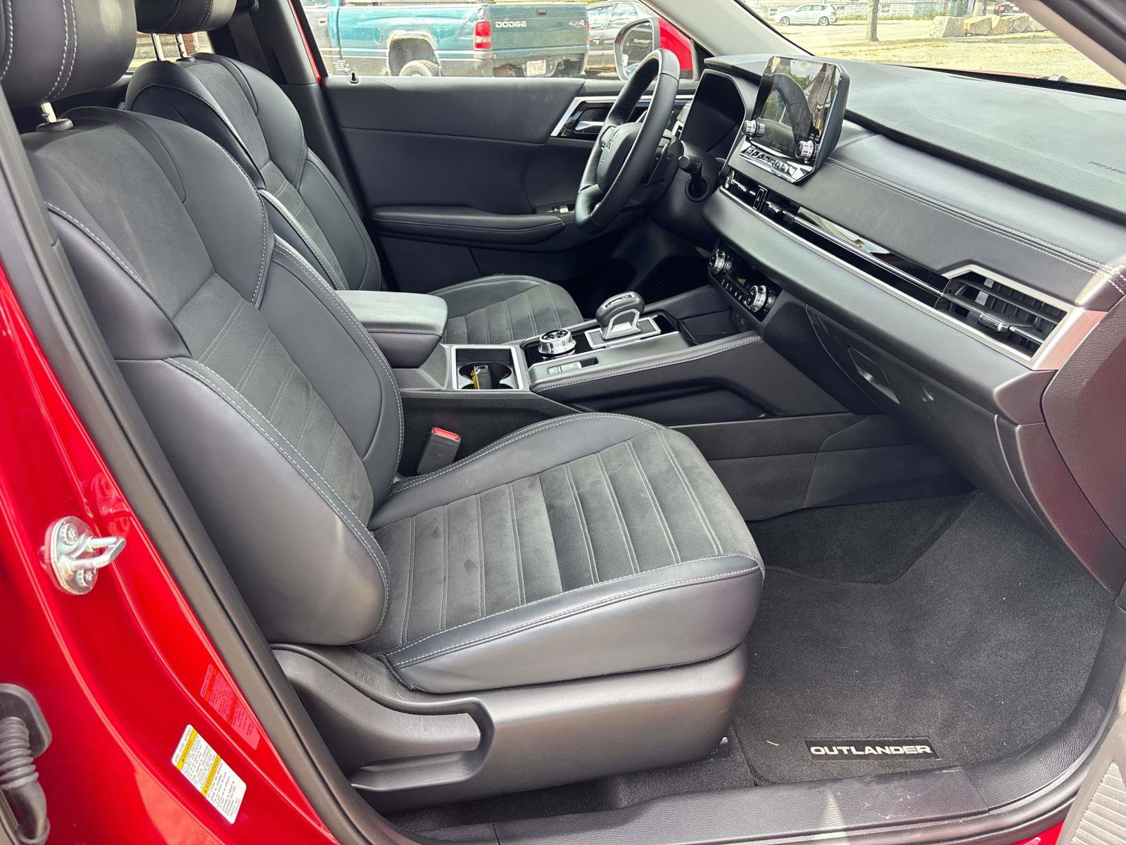 Used 2024 Mitsubishi Outlander SE image 15