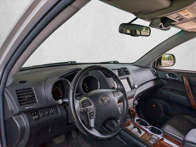 Used 2012 Toyota Highlander Limited w/ Tow Pkg AWD/4WD image 9