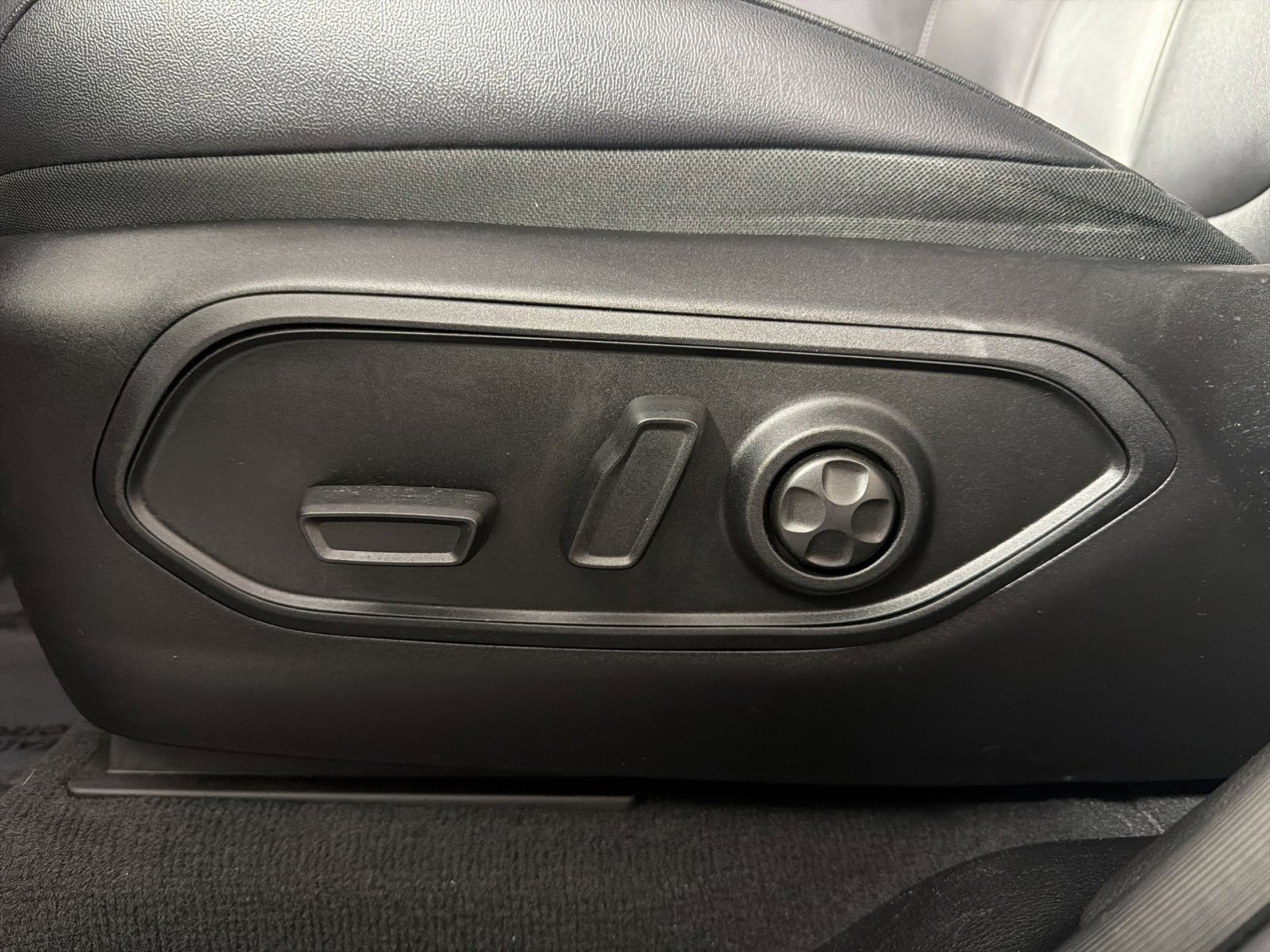 Used 2023 Jeep Grand Cherokee Limited image 14