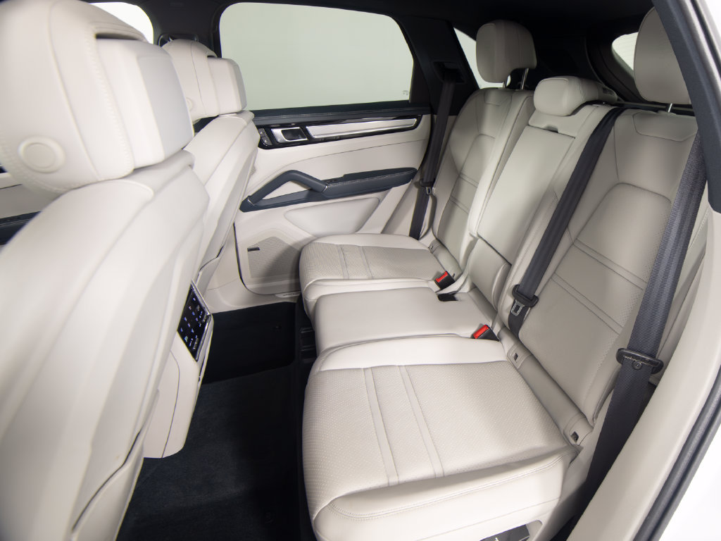 Certified 2023 Porsche Cayenne S Platinum AWD/4WD image 36