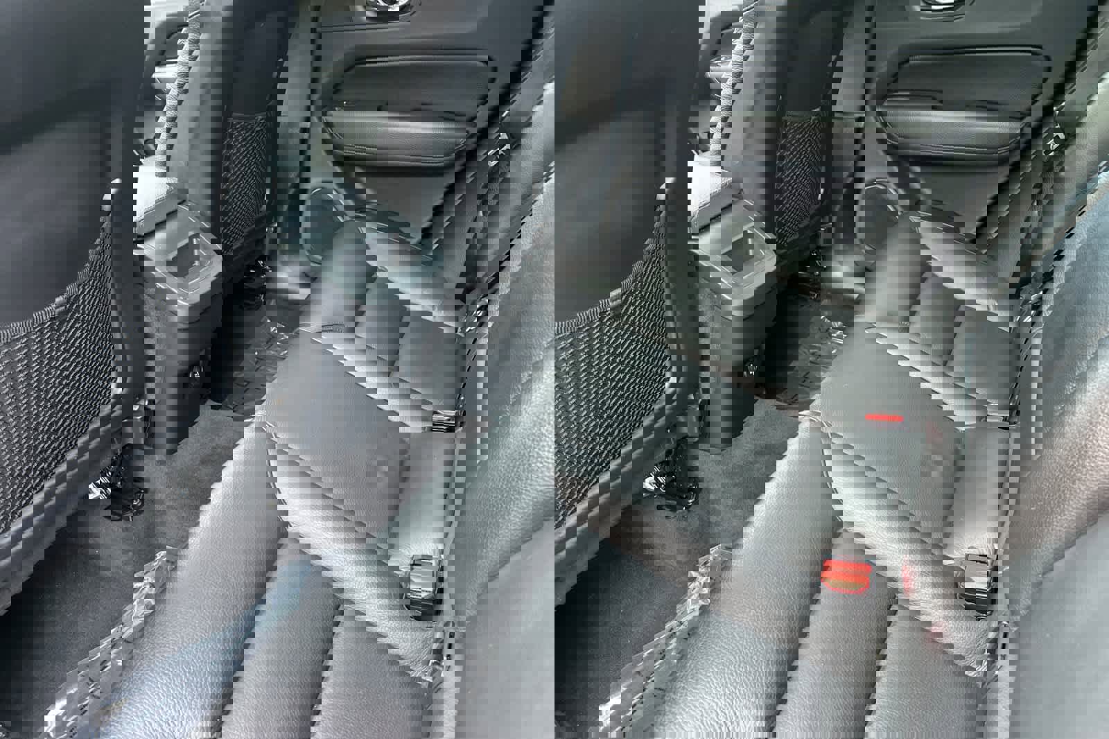 Used 2018 Volvo XC60 T5 Momentum w/ Convenience Package image 4