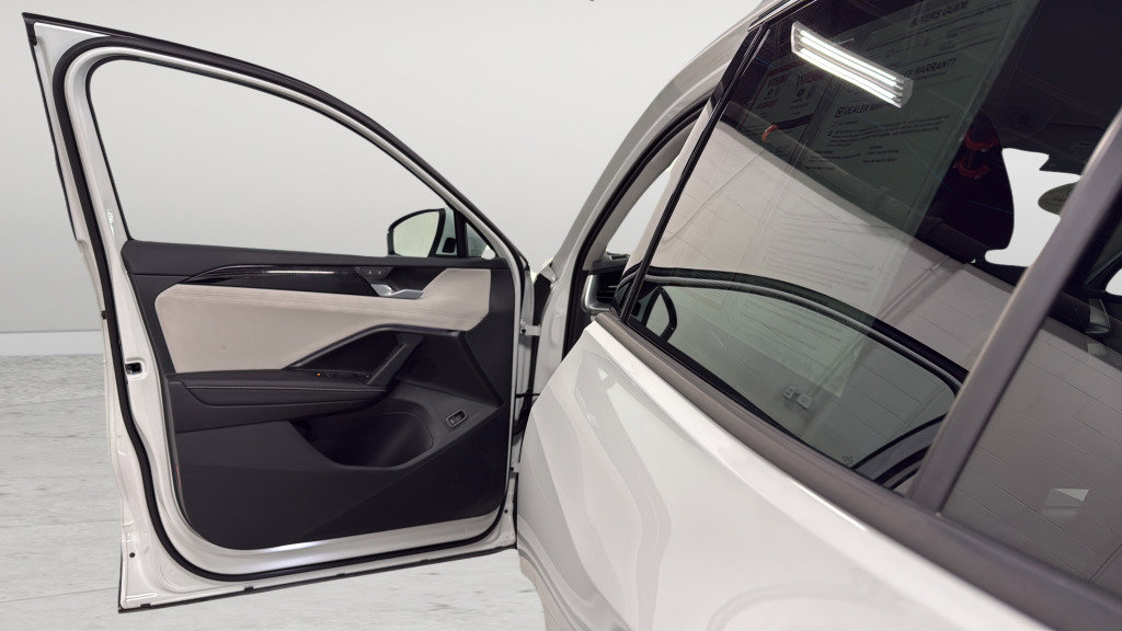 Certified 2025 Volkswagen Tiguan SE AWD/4WD image 14