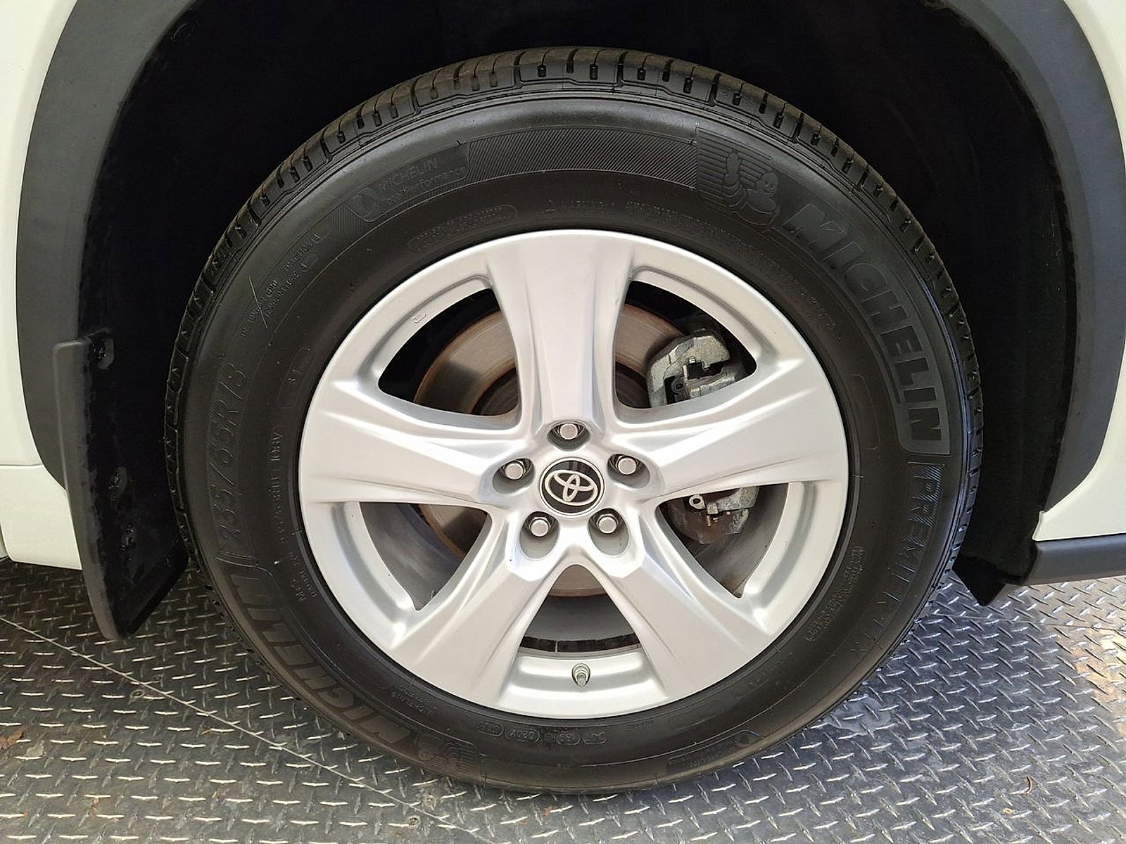 Used 2022 Toyota Highlander LE AWD/4WD image 26