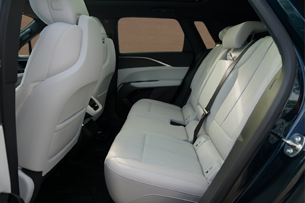Used 2025 Cadillac Lyriq Luxury w/ LPO, Floor Liner Package RWD image 31