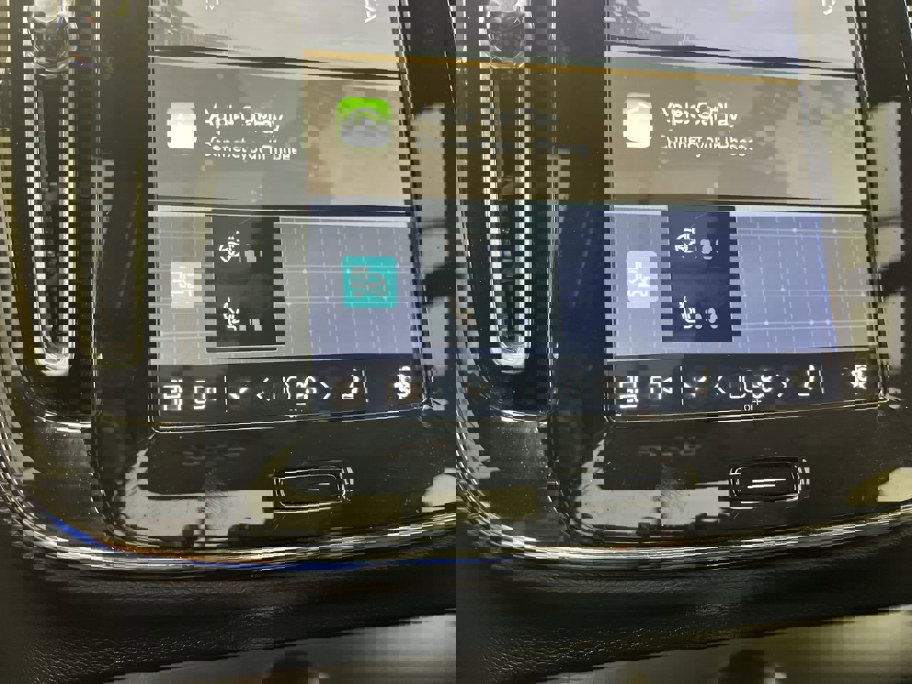 Used 2025 Volvo XC40 B5 Core image 23