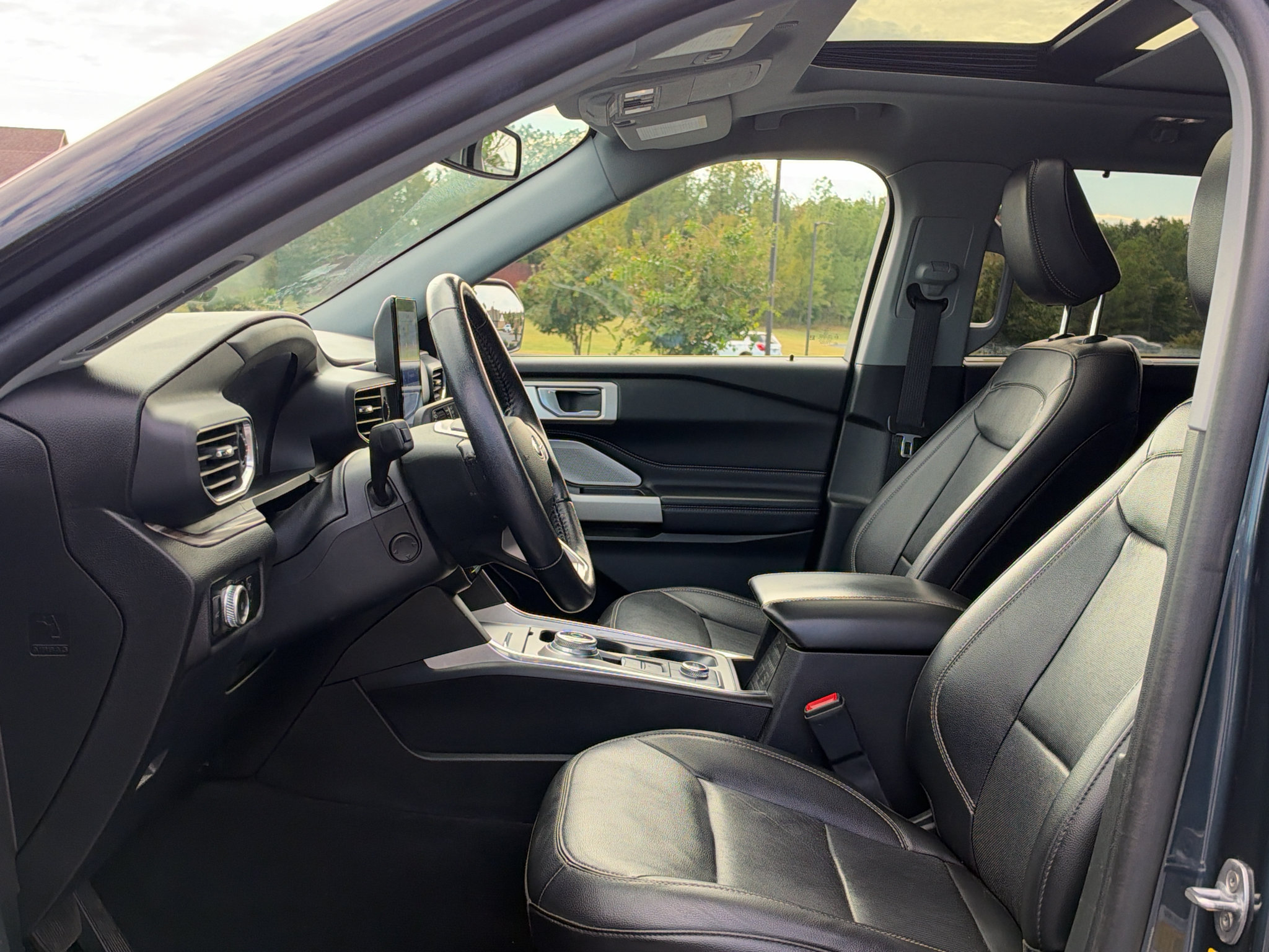 Used 2022 Ford Explorer Limited w/ Limited Technology Package AWD/4WD image 12