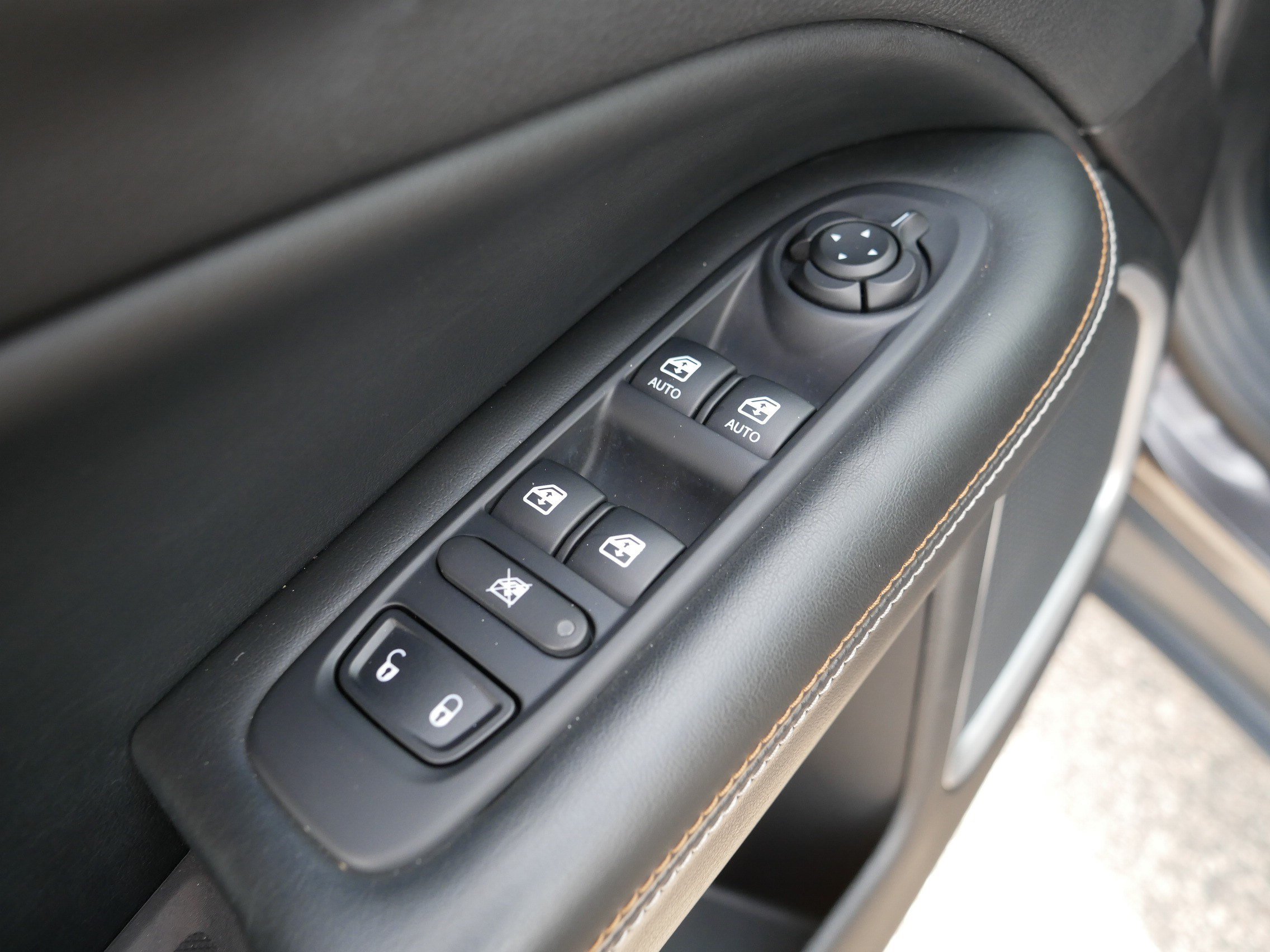 Used 2018 Jeep Compass Sport w/ Cold Weather Group AWD/4WD image 19