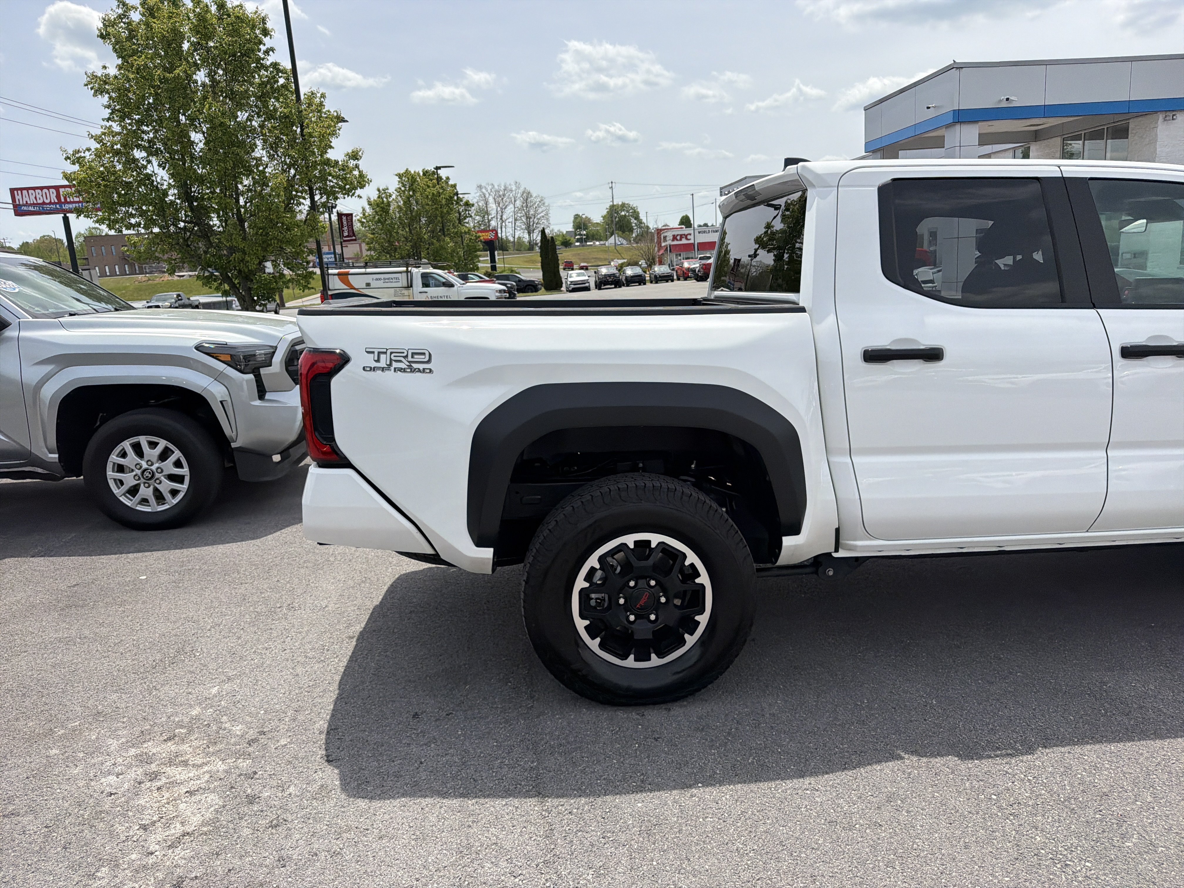 Used 2025 Toyota Tacoma TRD Off-Road AWD/4WD image 6