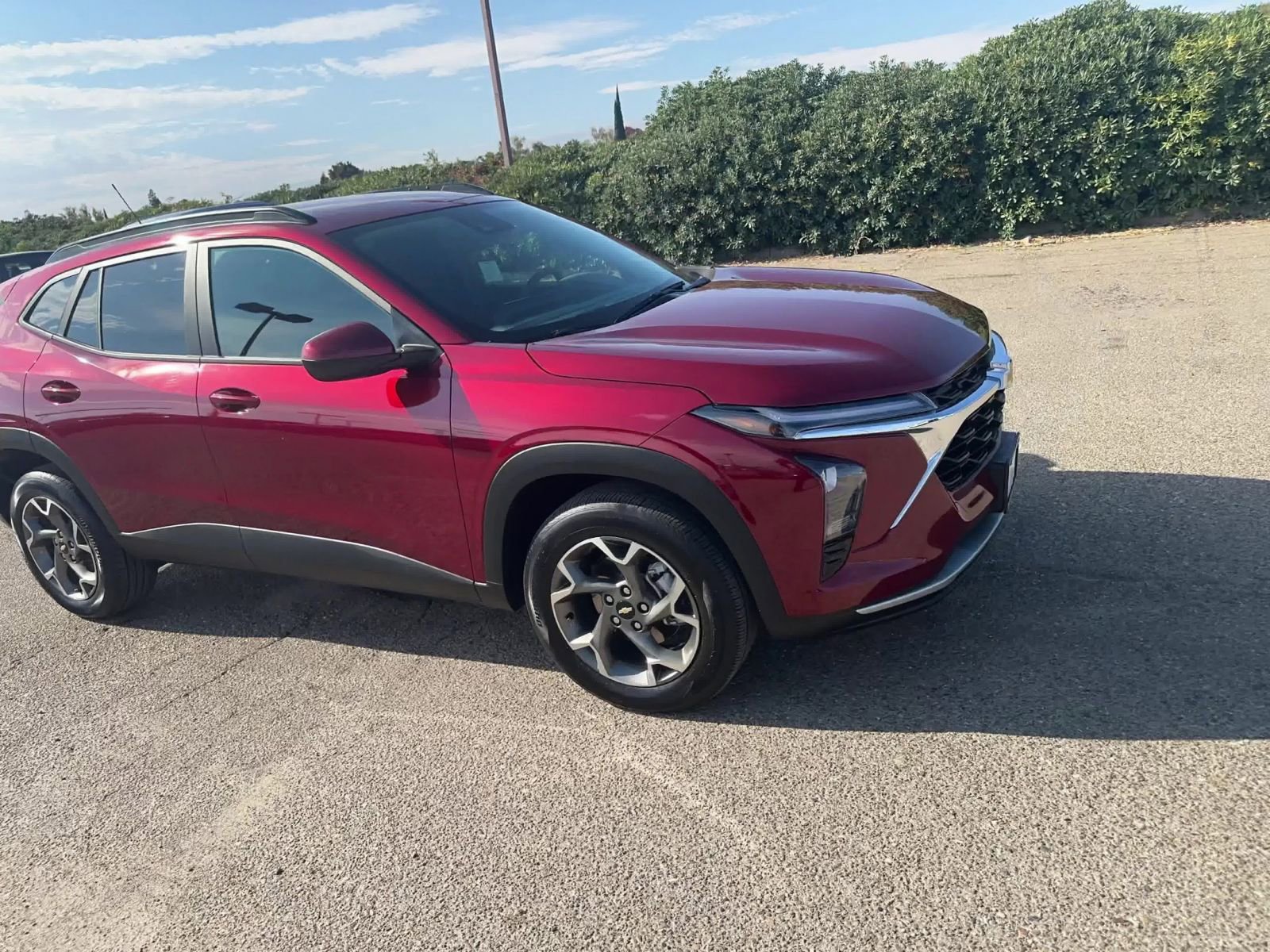 Used 2025 Chevrolet Trax LT image 2