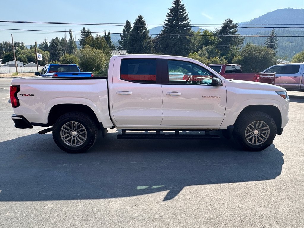 Used 2023 Chevrolet Colorado LT w/ LT Convenience Package II AWD/4WD image 3