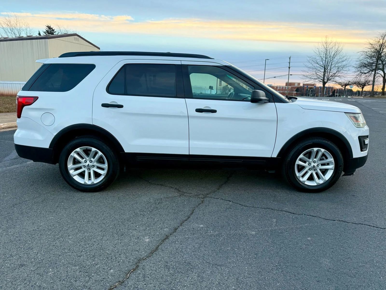Used 2016 Ford Explorer FWD image 4