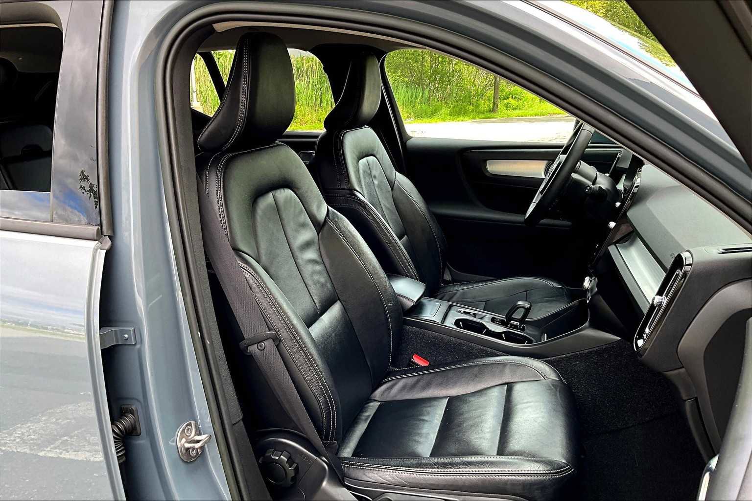 Certified 2022 Volvo XC40 T5 Momentum image 7