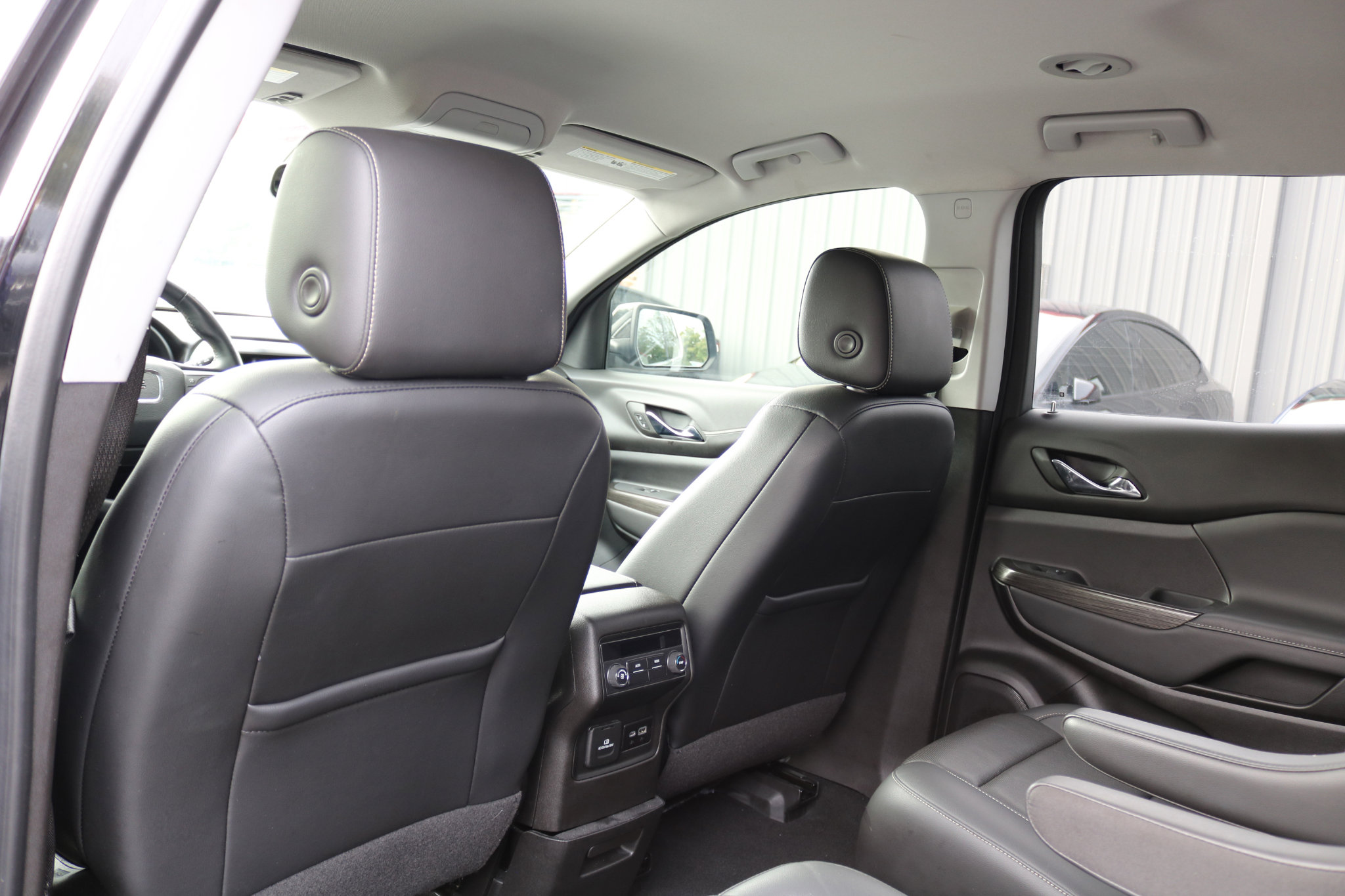 Used 2023 GMC Acadia SLT image 28