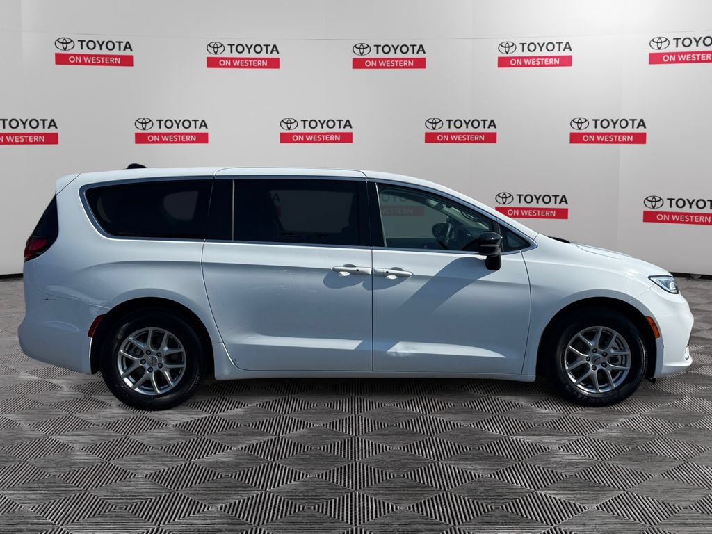 Used 2024 Chrysler Pacifica Touring-L FWD image 4