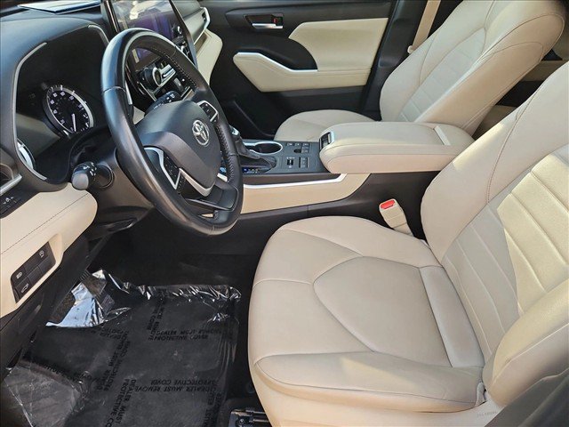 Used 2023 Toyota Highlander XLE w/ Protection Package #3 (TMS) AWD/4WD image 23