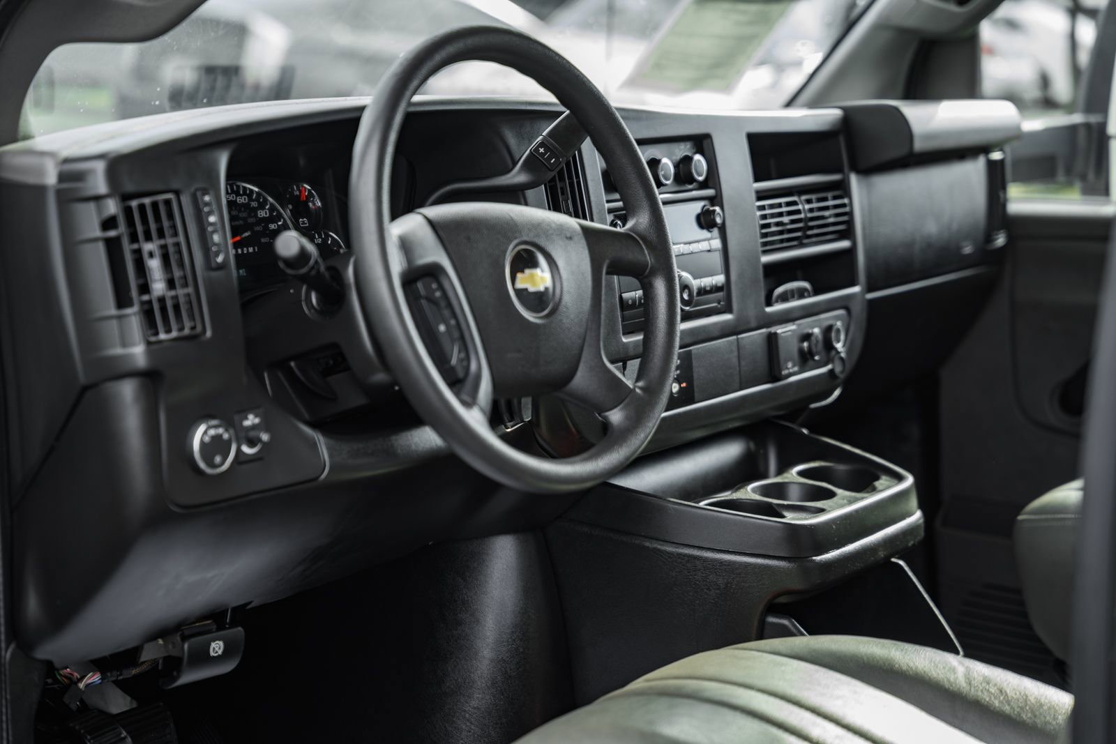 Used 2018 Chevrolet Express 3500 w/ Driver Convenience Package image 24