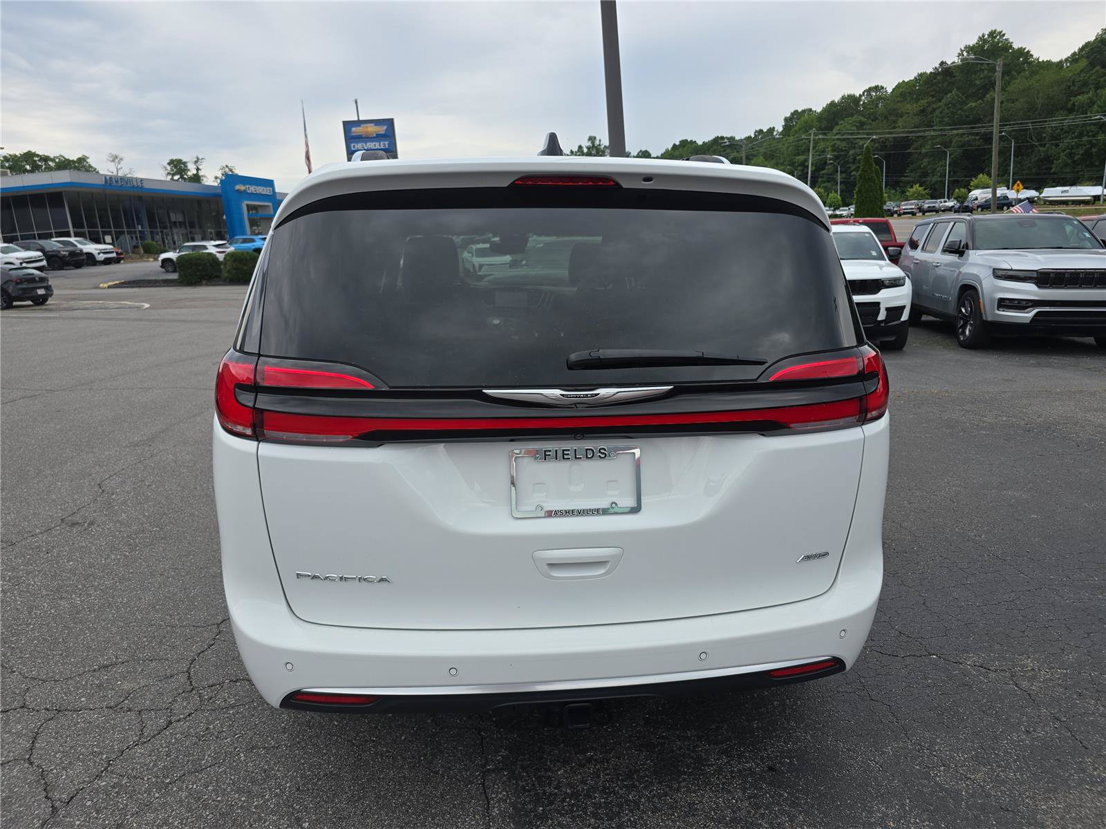 Used 2025 Chrysler Pacifica Pinnacle w/ Trailer Tow Group AWD/4WD image 4