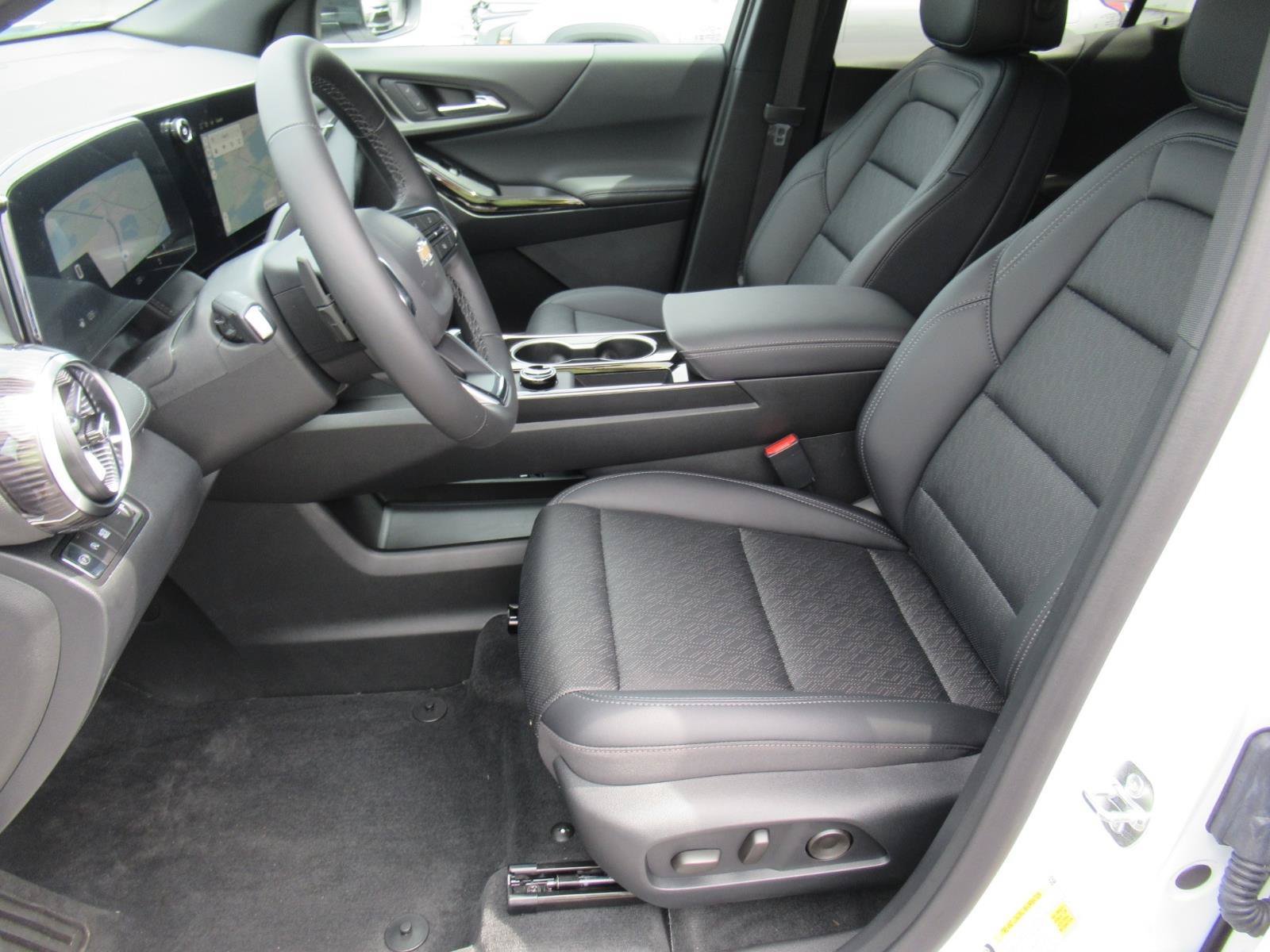 Used 2026 Chevrolet Equinox LT w/ Convenience Package II FWD image 16