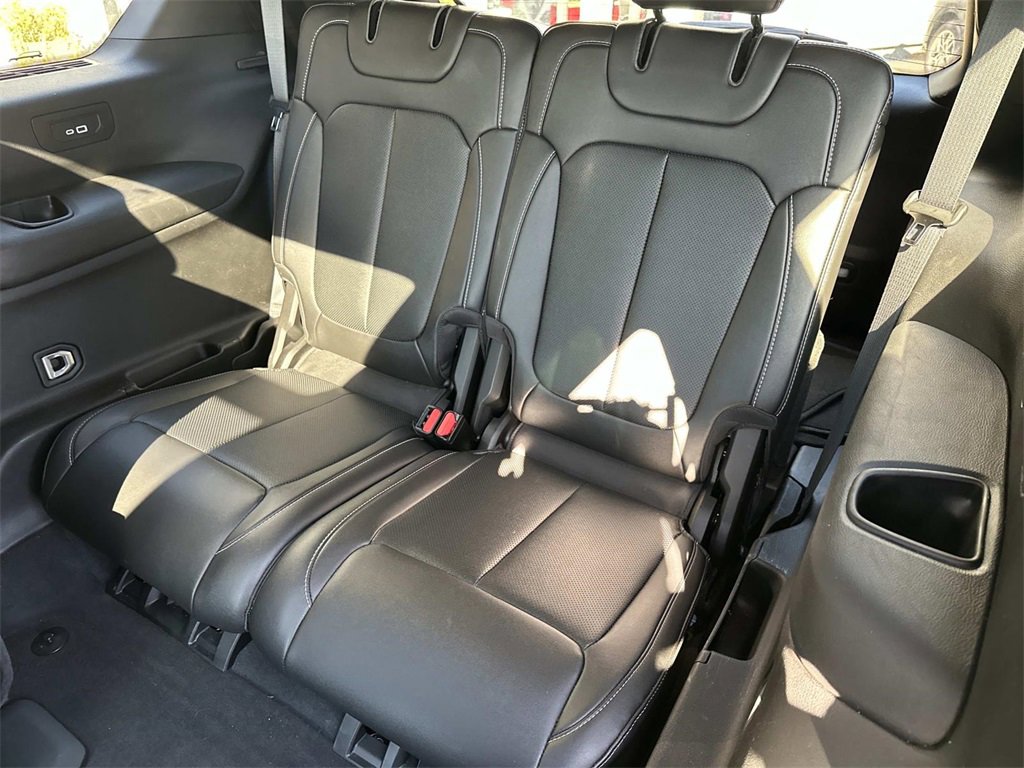 Used 2024 Jeep Grand Cherokee L Limited w/ Luxury Tech Group II image 12