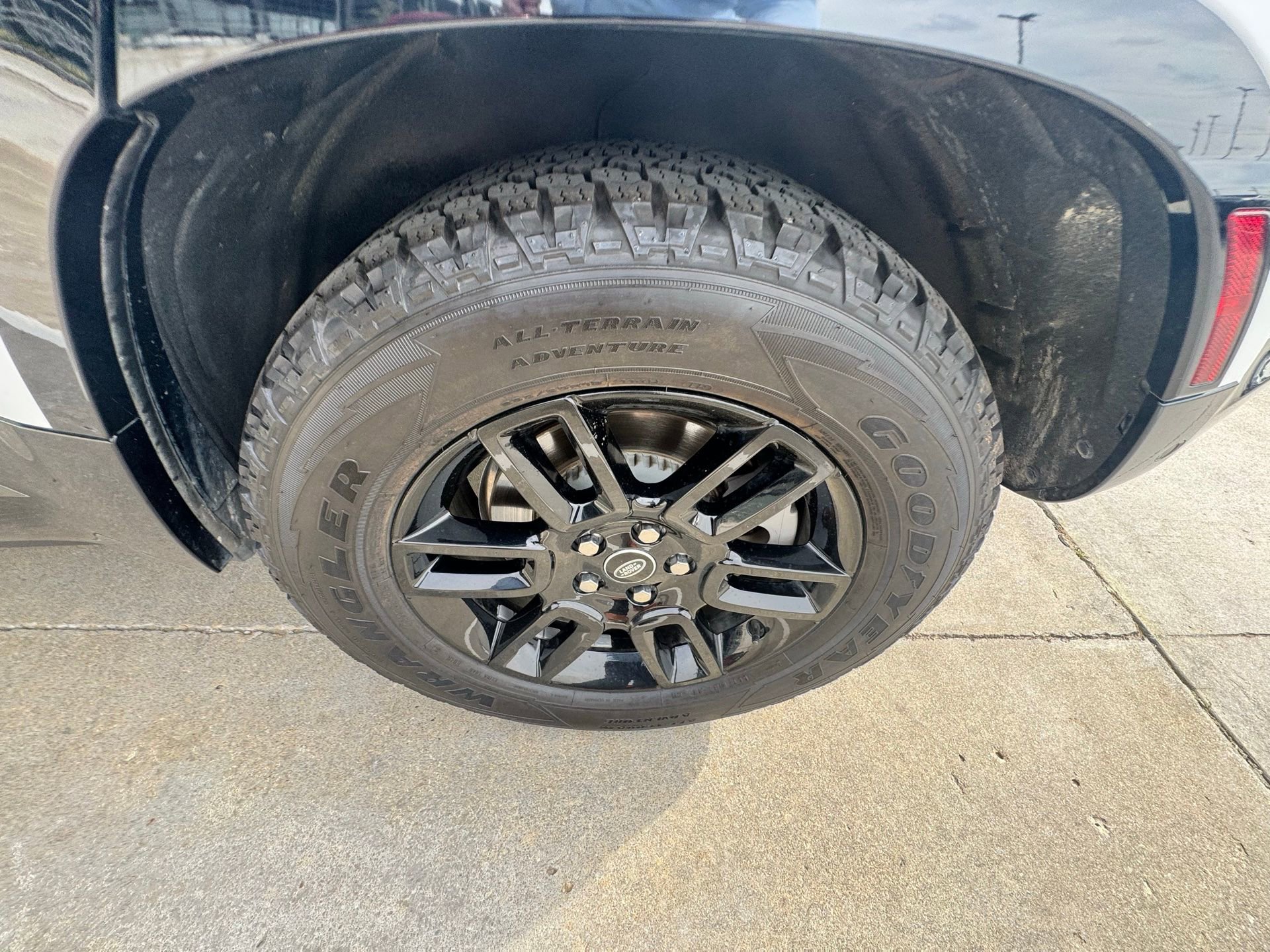 Used 2023 Land Rover Defender 110 X-Dynamic SE image 10