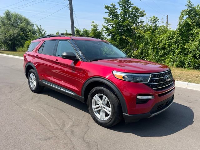 Used 2024 Ford Explorer XLT AWD/4WD image 3