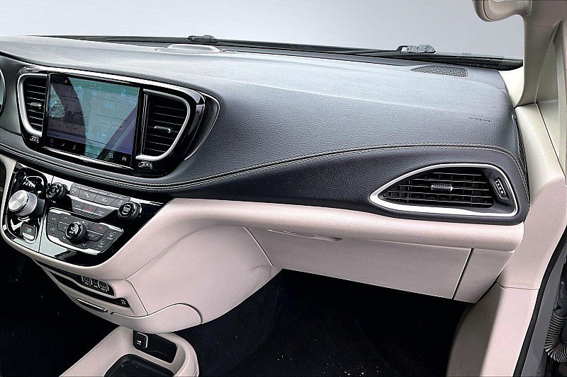 Used 2022 Chrysler Pacifica Touring-L w/ Uconnect Theater Family Group image 17