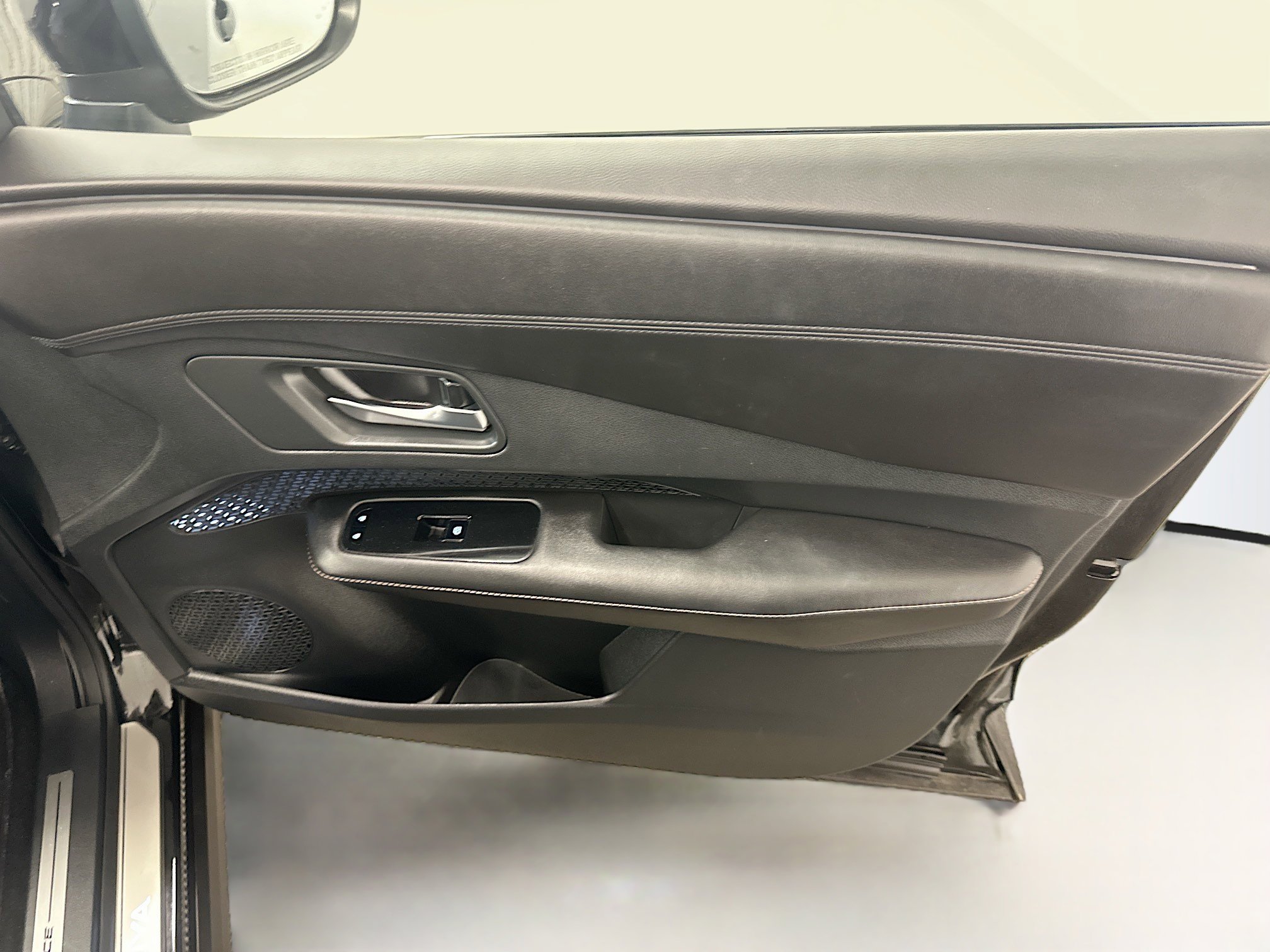 Used 2023 Nissan Ariya AWD image 32