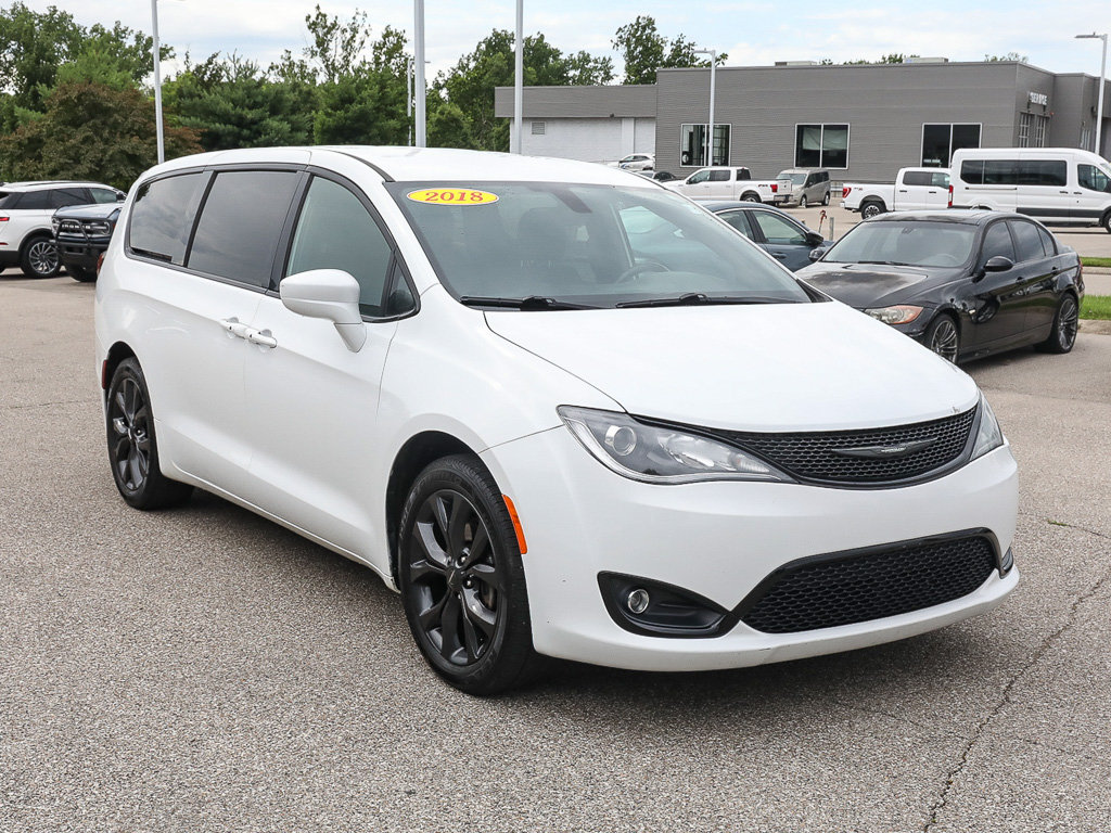 Used 2018 Chrysler Pacifica Touring Plus w/ S Appearance Package FWD image 8
