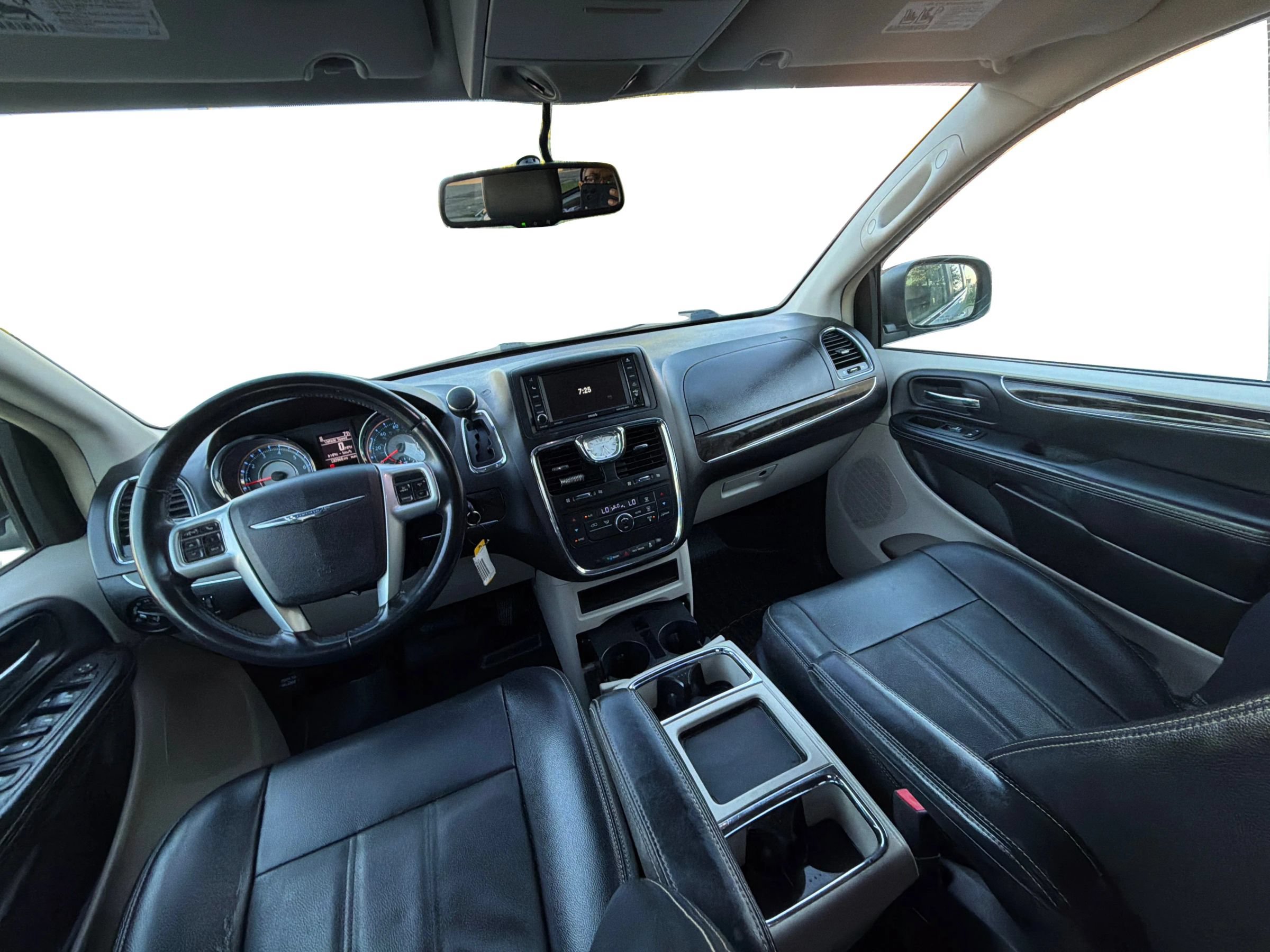 Used 2013 Chrysler Town & Country Touring FWD image 23