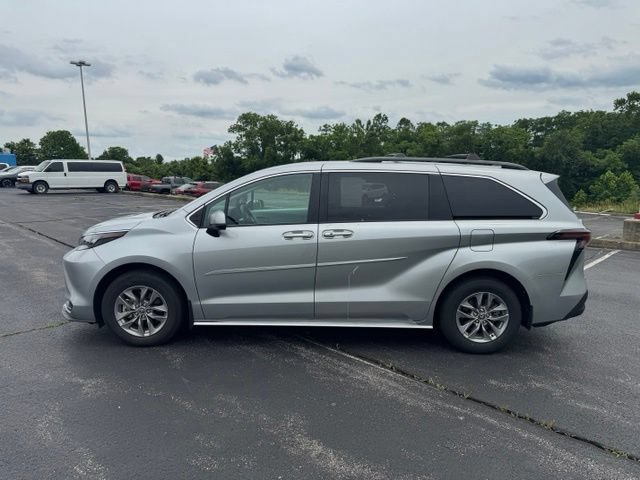 Used 2025 Toyota Sienna LE AWD/4WD image 6