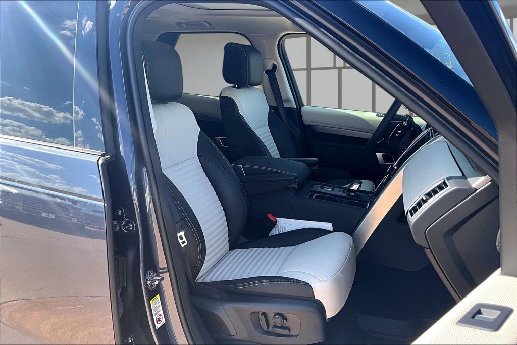 Certified 2026 Land Rover Discovery Limited Edition AWD/4WD image 7