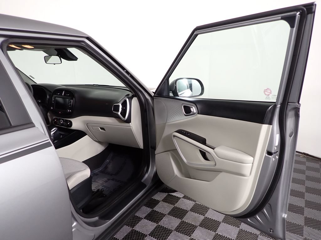 Used 2025 Kia Soul LX w/ LX Technology Package FWD image 32