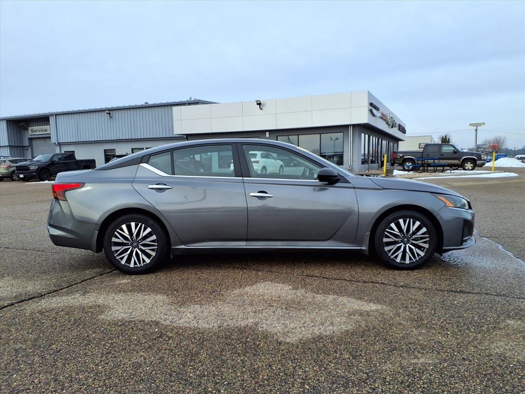 Used 2024 Nissan Altima 2.5 SV image 2