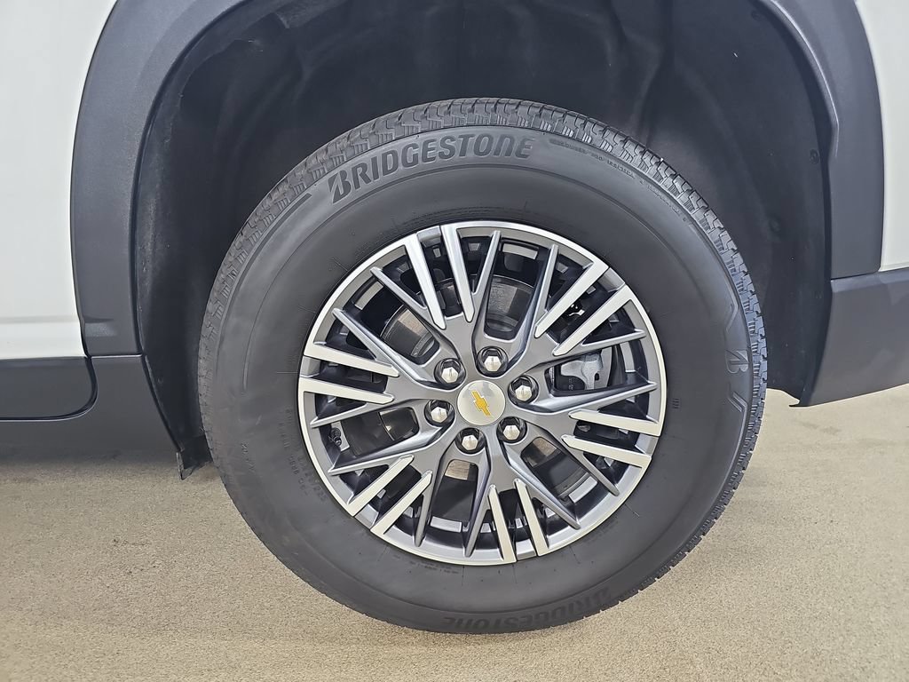 Used 2025 Chevrolet Traverse LT FWD image 41