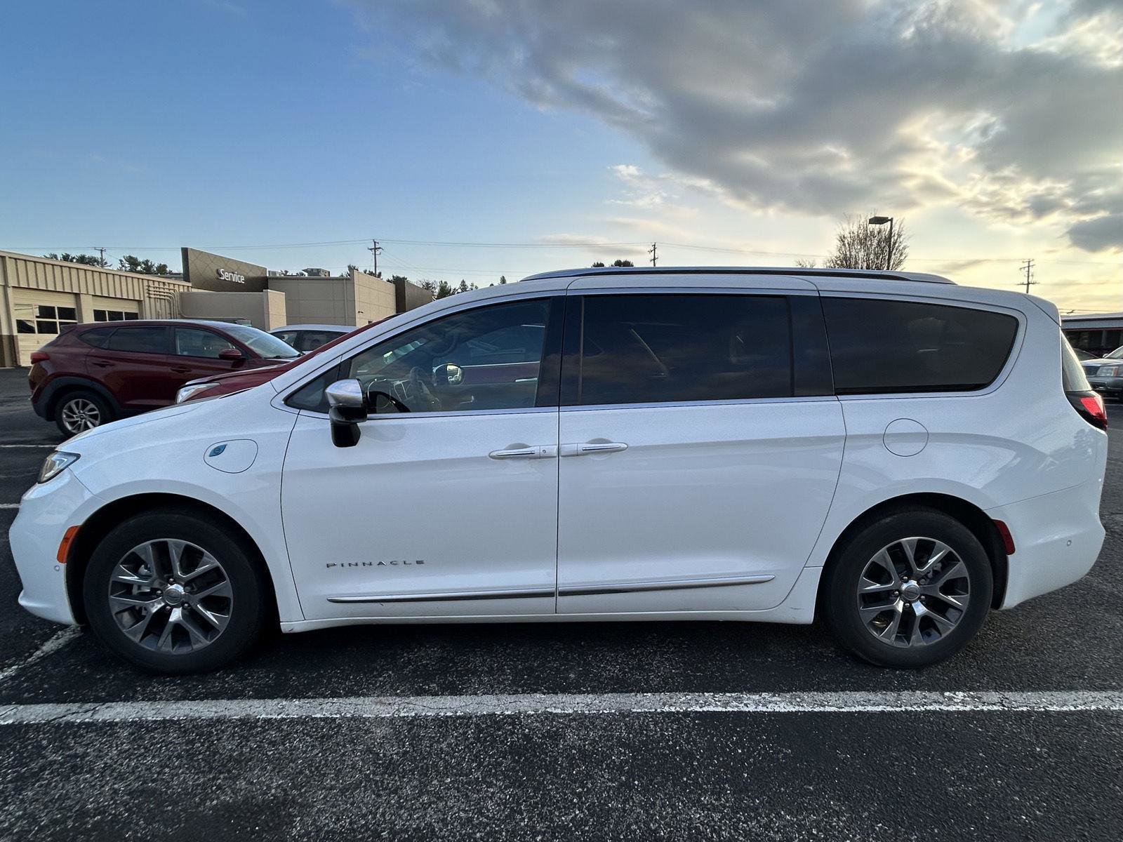 Used 2023 Chrysler Pacifica Pinnacle image 3