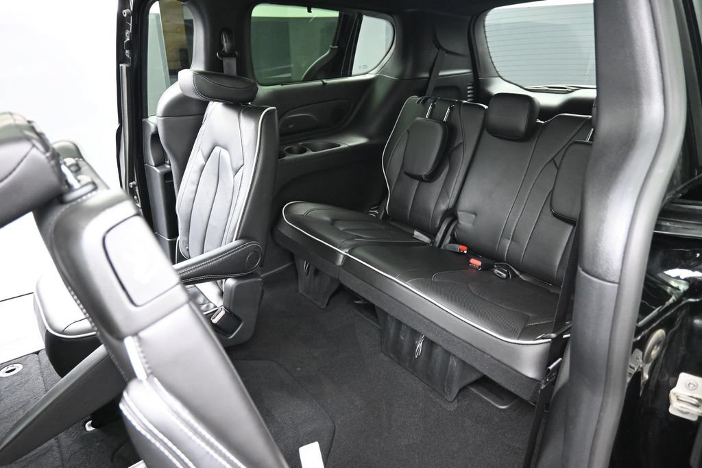 Used 2025 Chrysler Pacifica Limited FWD image 24