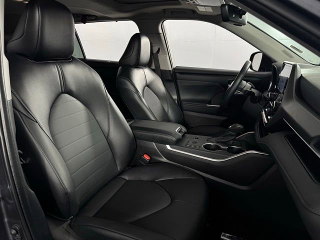 Used 2025 Toyota Highlander XLE image 15