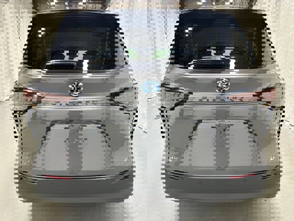 Used 2025 Toyota Sienna XLE image 6