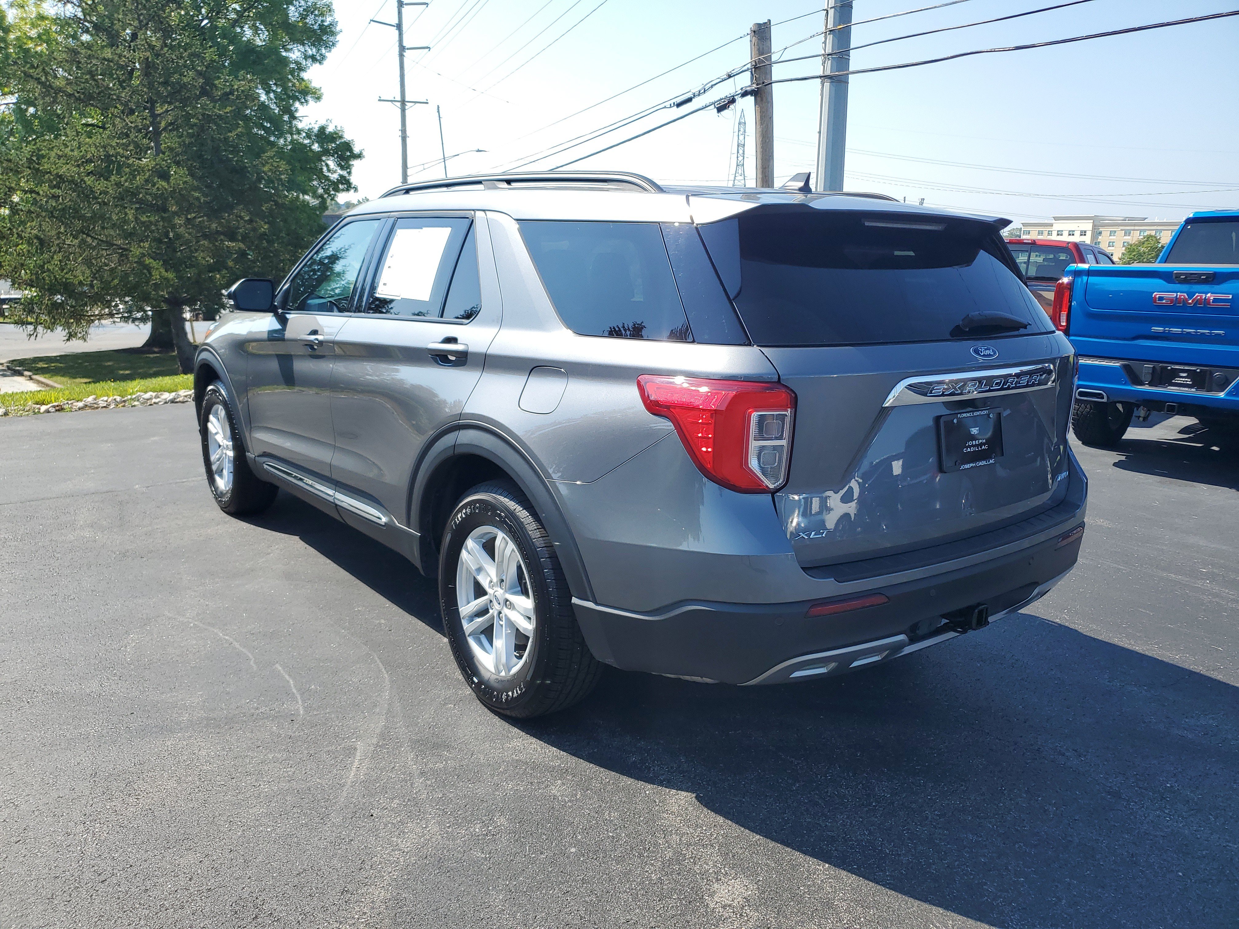 Used 2023 Ford Explorer XLT w/ Equipment Group 202A AWD/4WD image 2