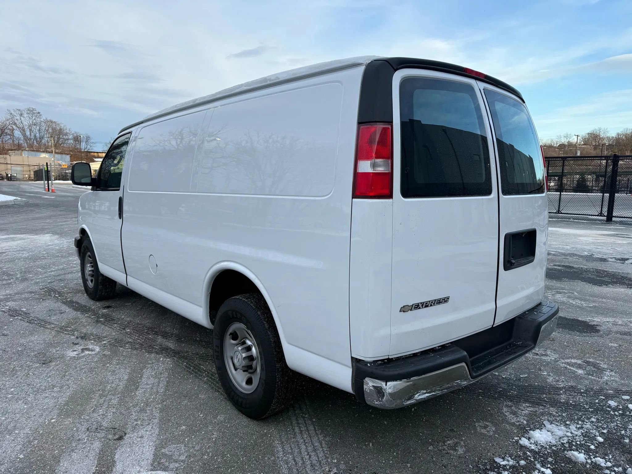 Used 2017 Chevrolet Express 3500 image 6