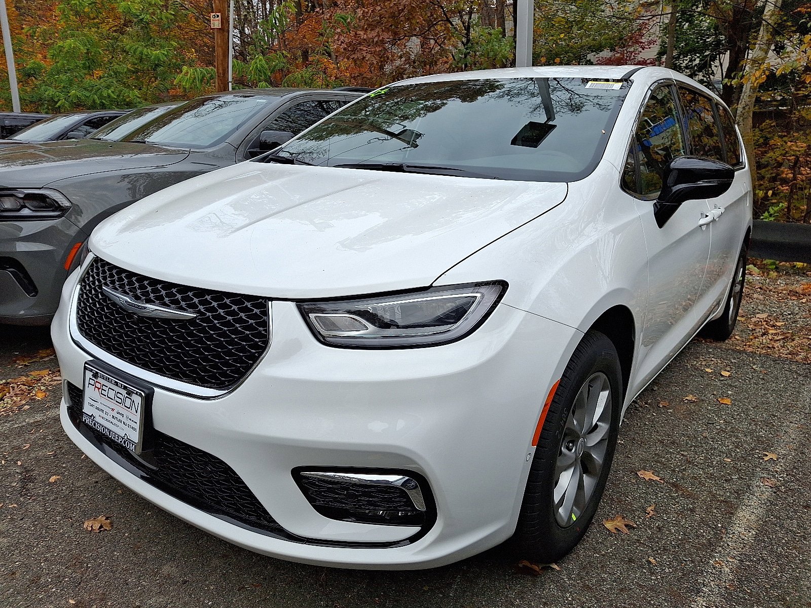 New 2026 Chrysler Pacifica Select AWD/4WD image 3