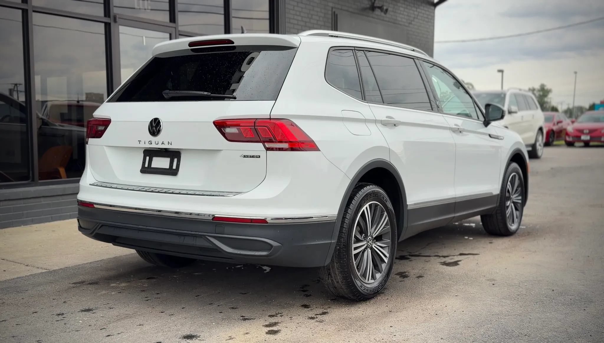 Used 2024 Volkswagen Tiguan SE AWD/4WD image 2