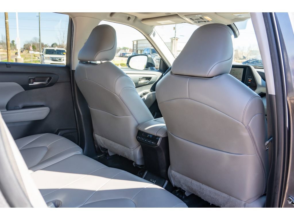 Used 2023 Toyota Highlander XLE image 17