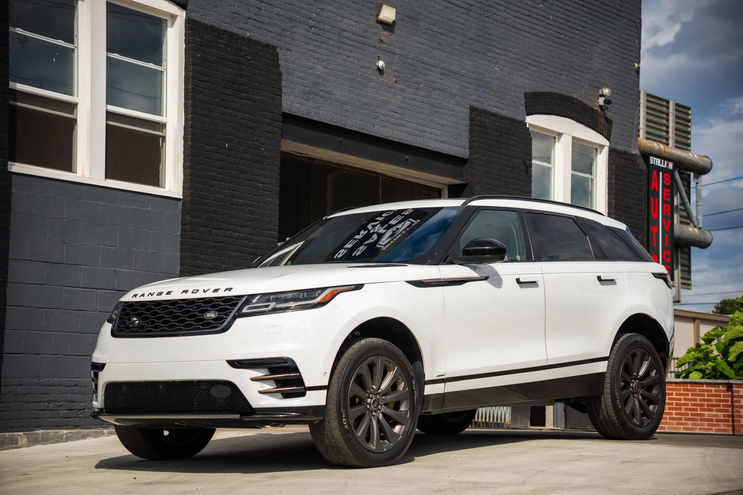 Used 2019 Land Rover Range Rover Velar R-Dynamic SE image 4