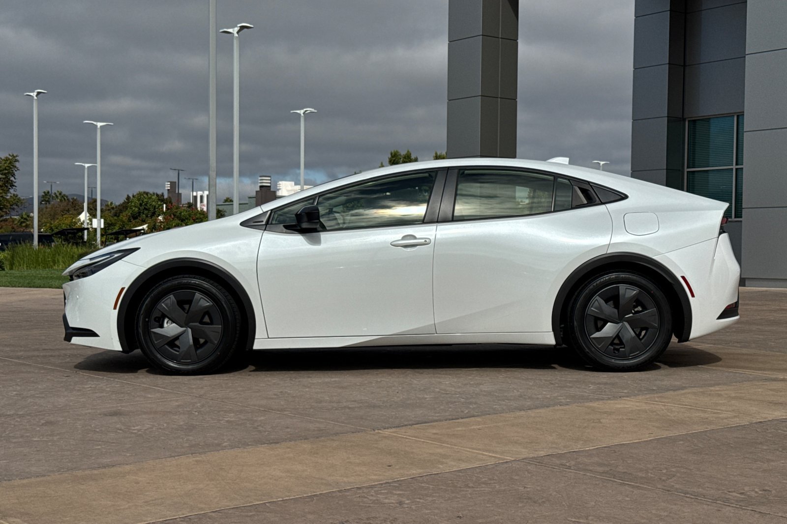 Used 2024 Toyota Prius LE FWD image 7