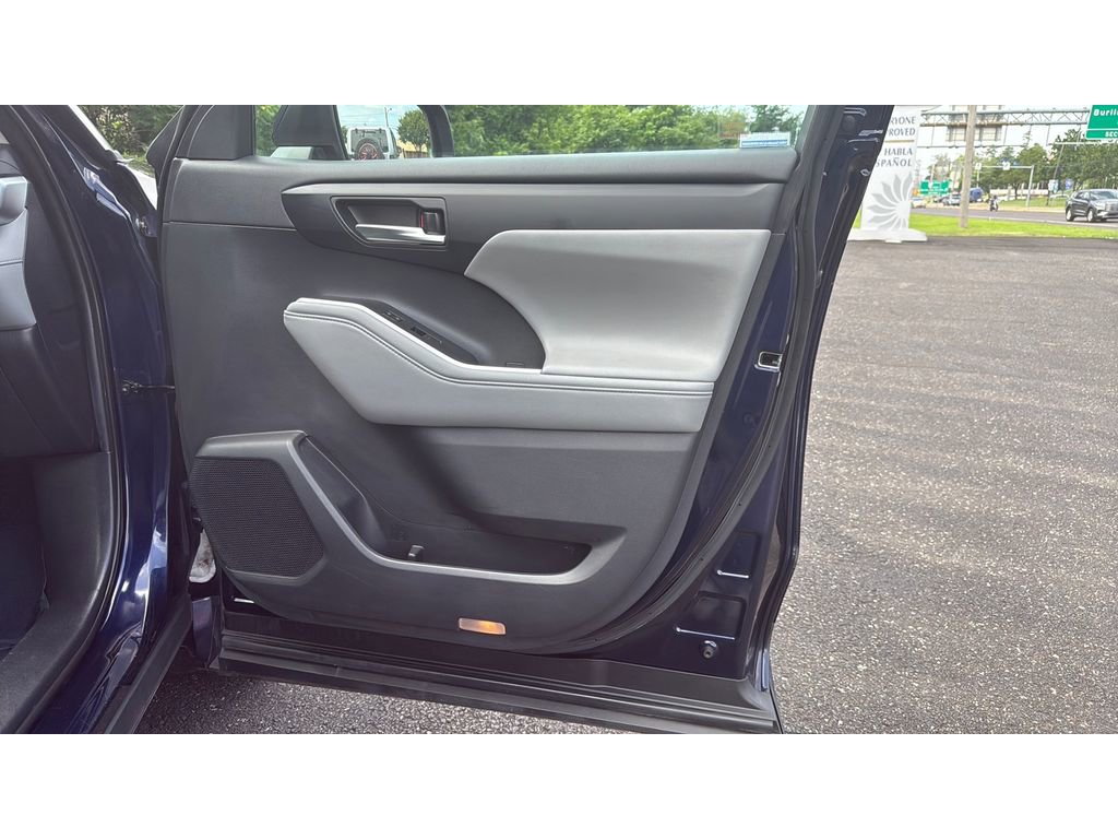 Used 2020 Toyota Highlander XLE image 29