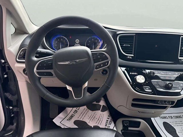 Used 2023 Chrysler Pacifica Touring-L image 10