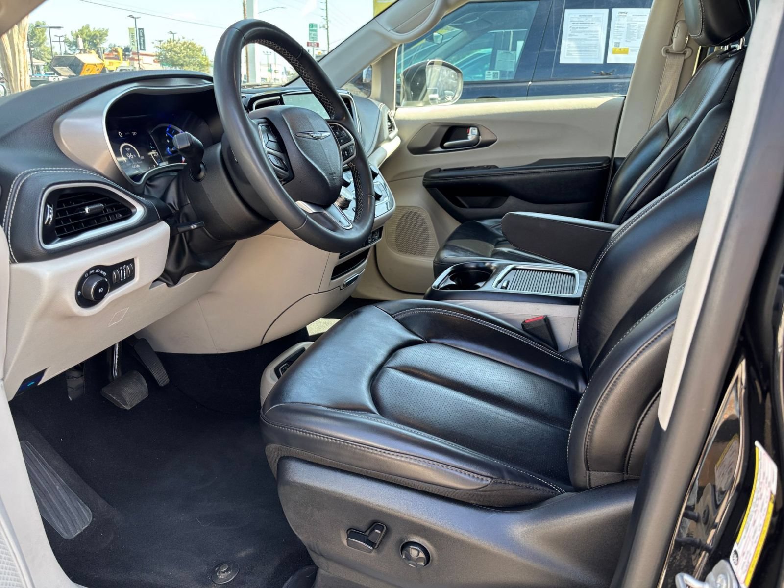 Used 2023 Chrysler Pacifica Touring-L FWD image 28